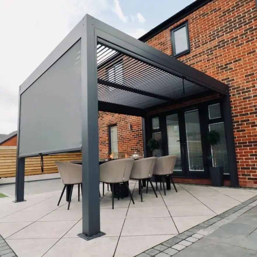 Pergola mit seitlichem Rollo